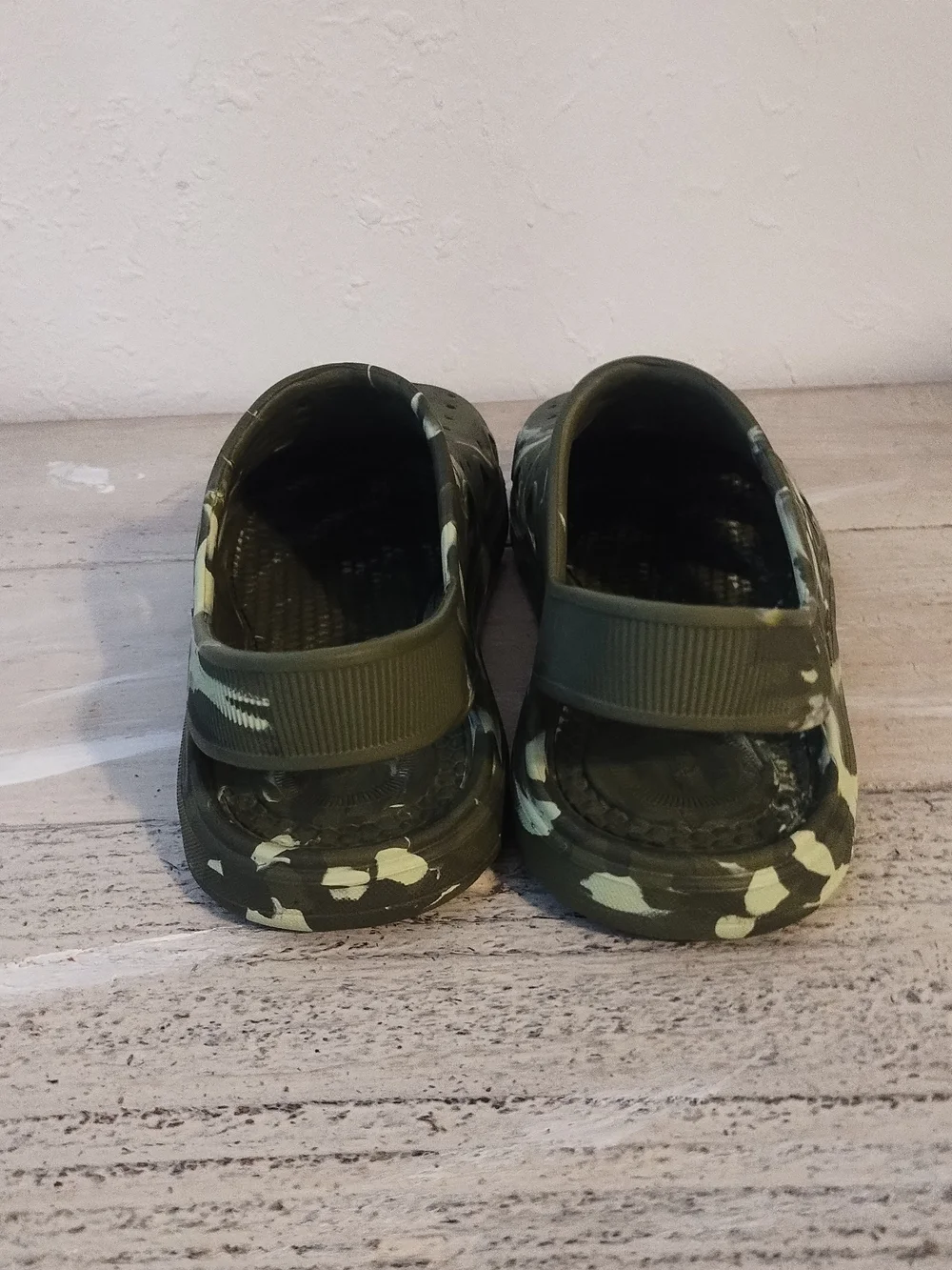 Totes Everywear Clogs Kids Size u.s.a 2-3/UK 2-3  green  Slip On good condition